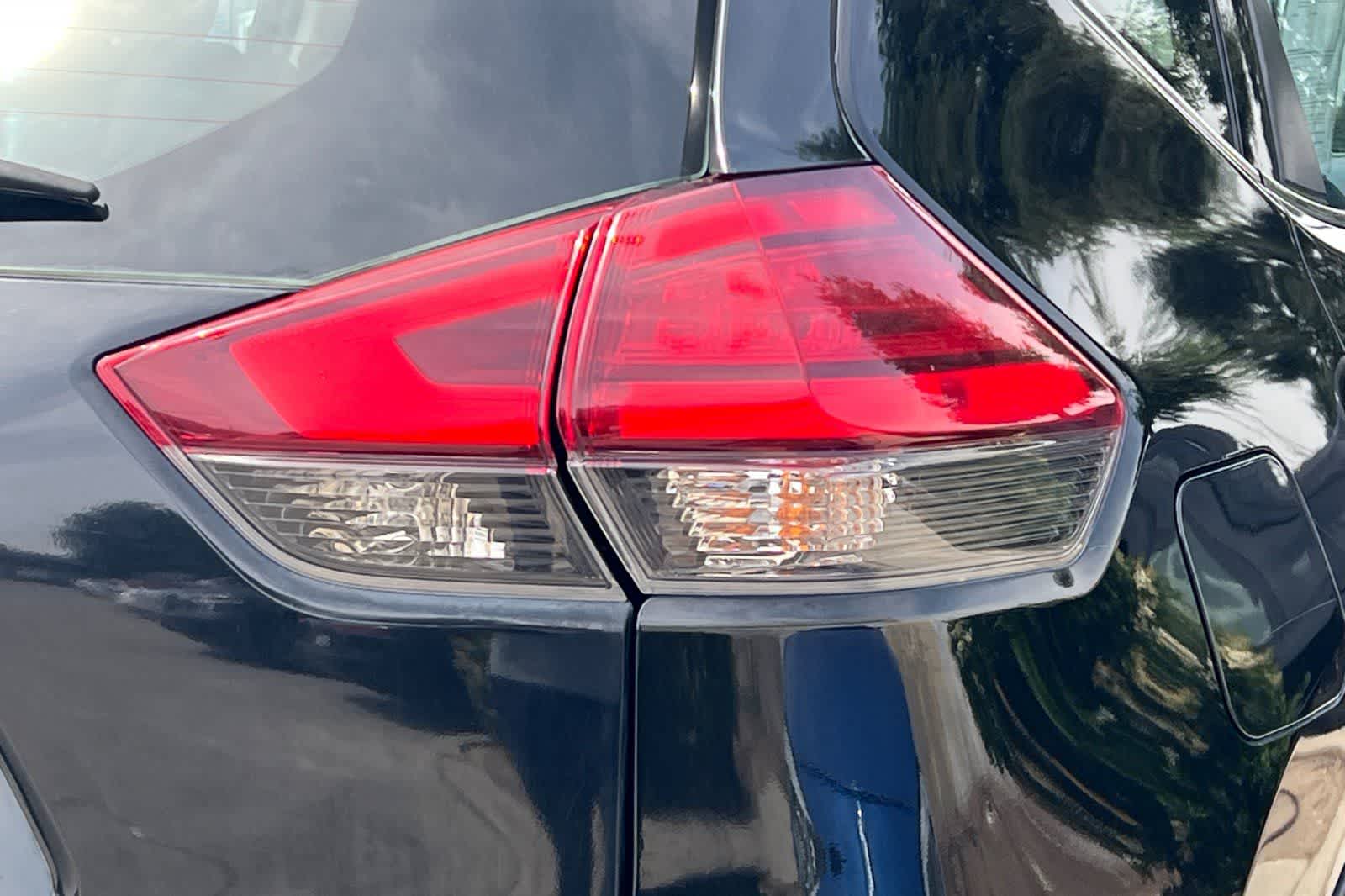 Thumbnail: 2017 Nissan Rogue - 32