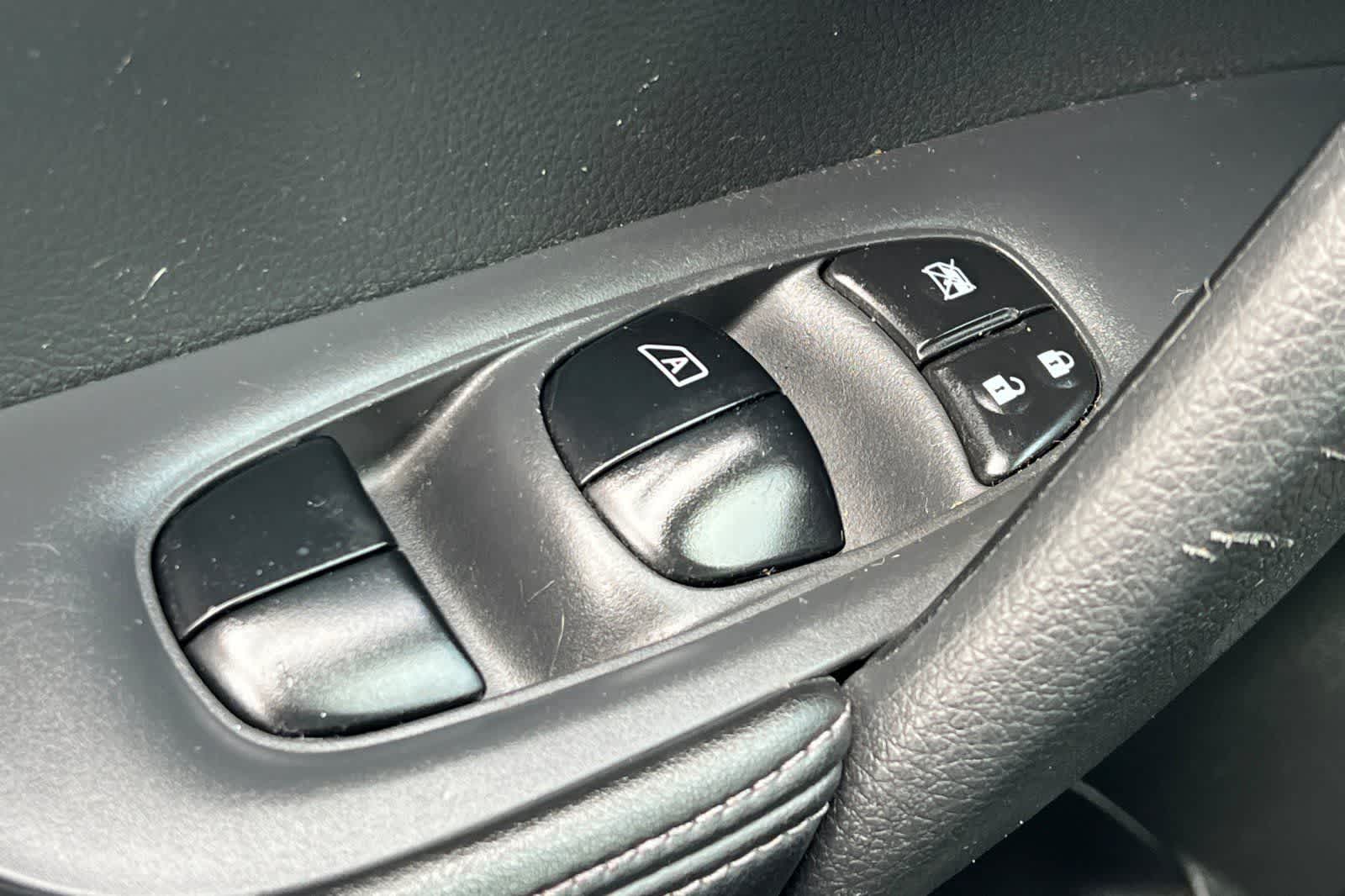 Thumbnail: 2017 Nissan Rogue - 14