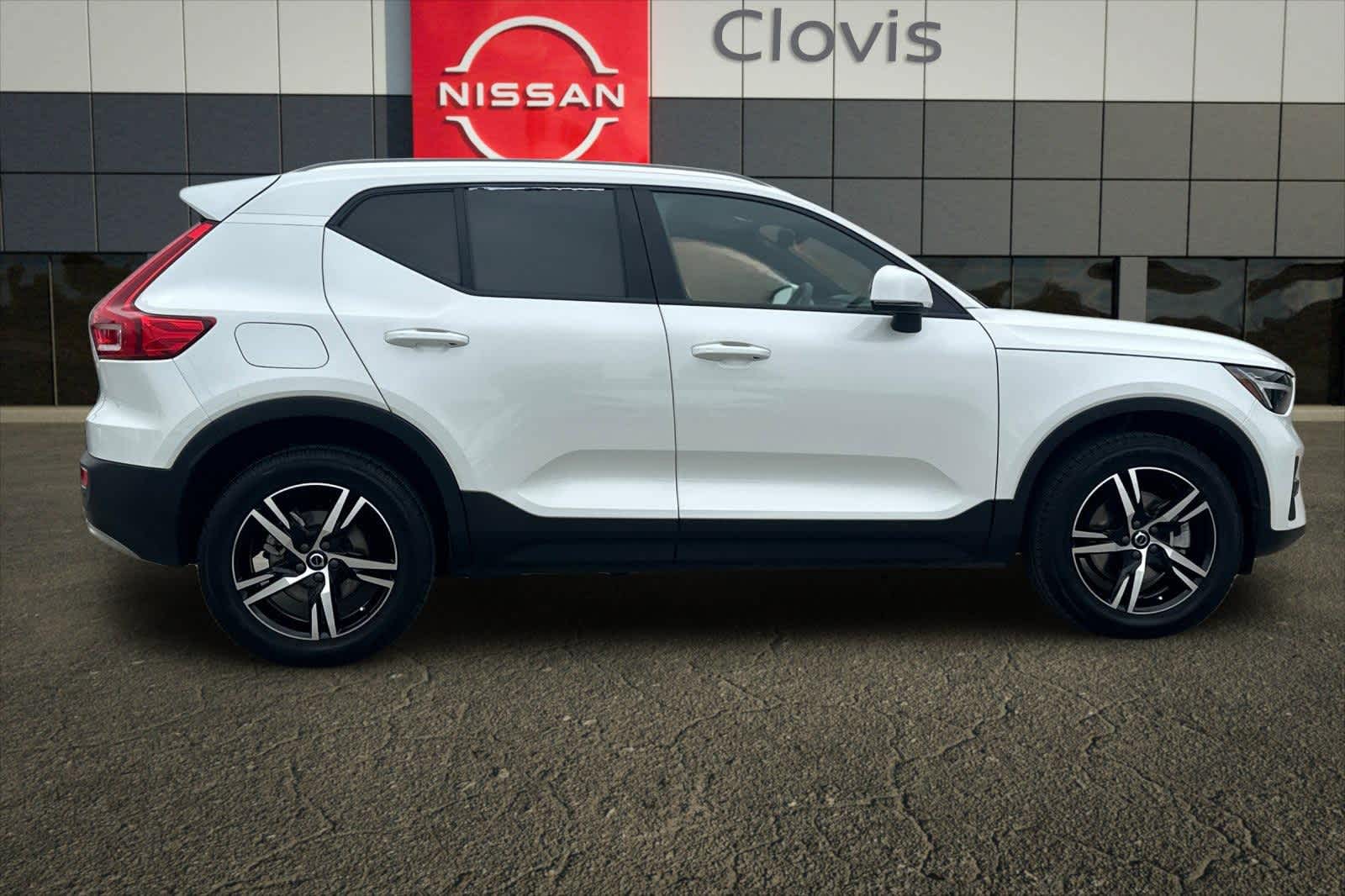 Thumbnail: 2023 Volvo XC40 - 9