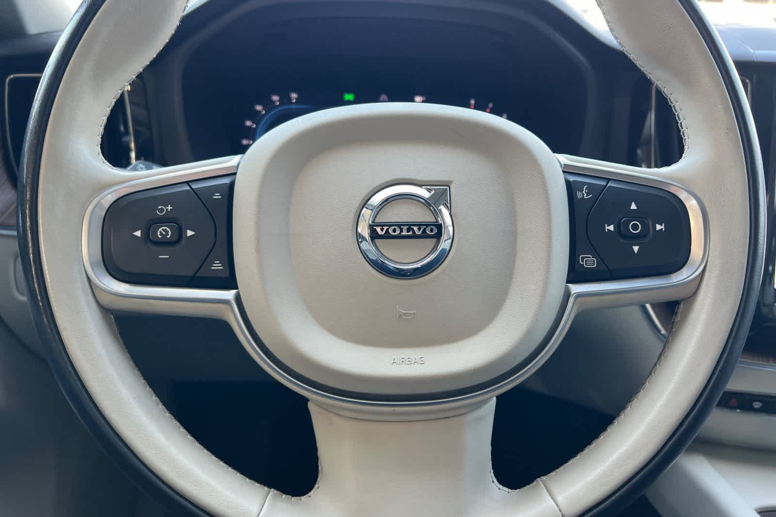 Thumbnail: 2022 Volvo XC60 - 27