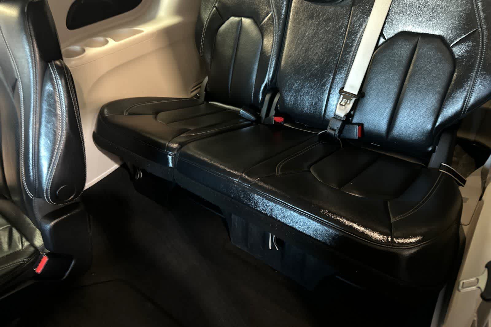 Thumbnail: 2022 Chrysler Pacifica - 18