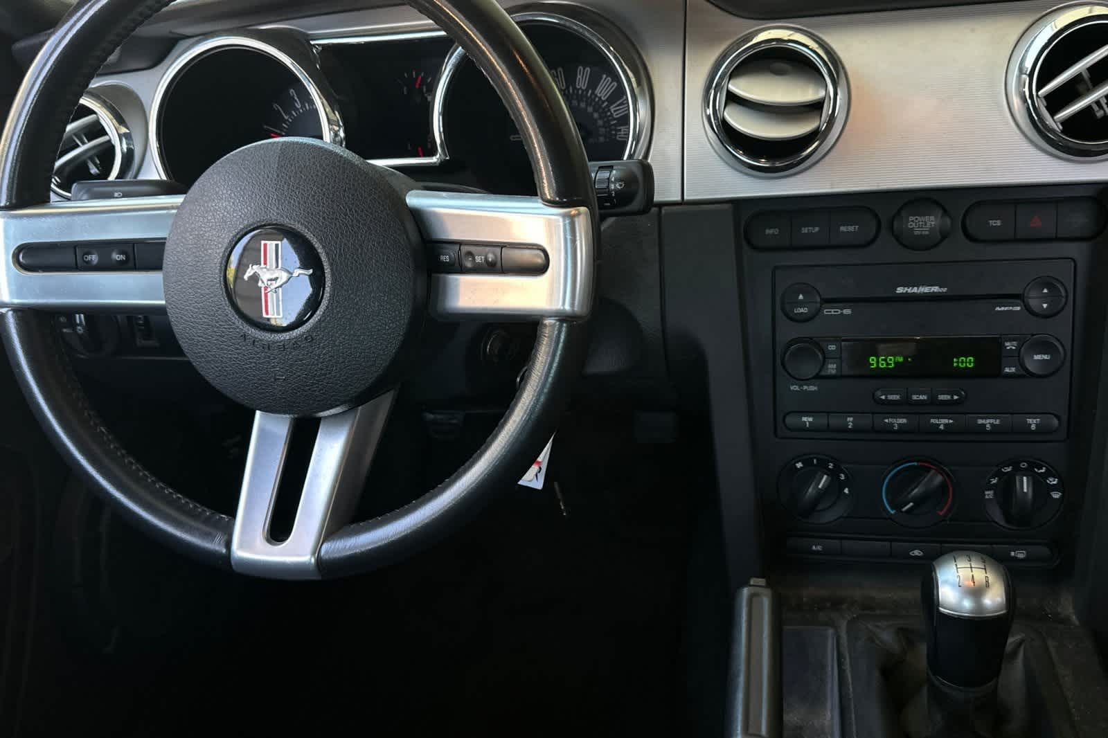 2006 Ford Mustang  16