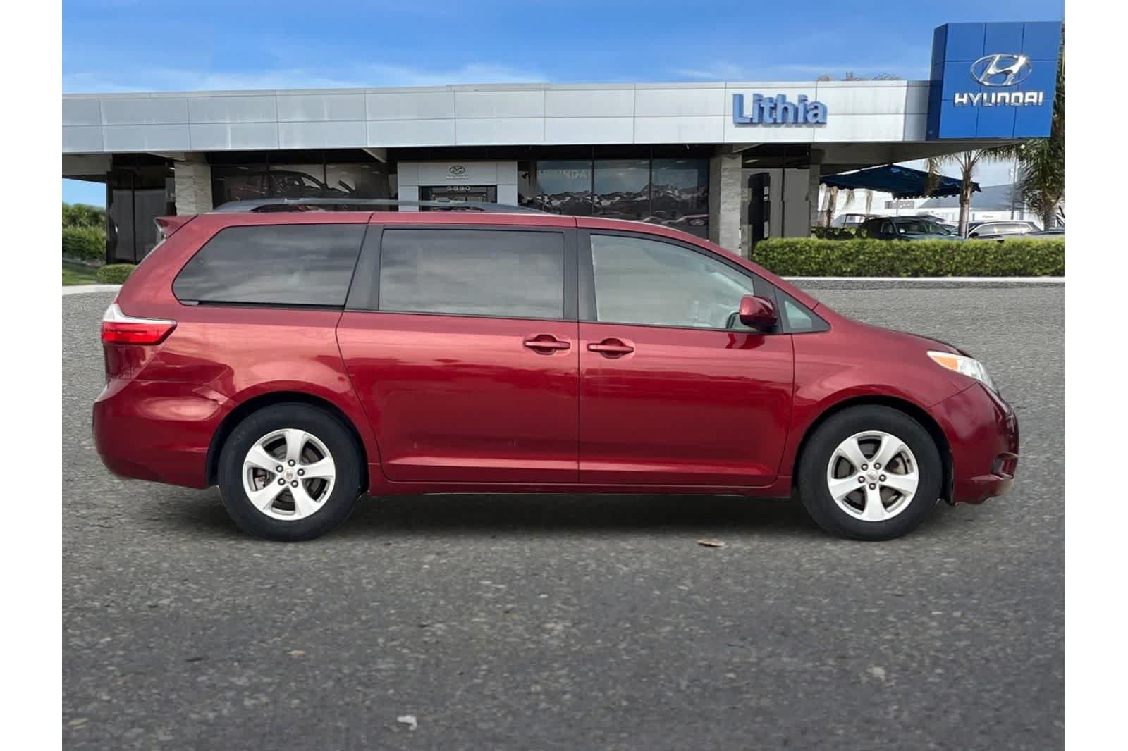 Thumbnail: 2017 Toyota Sienna - 10