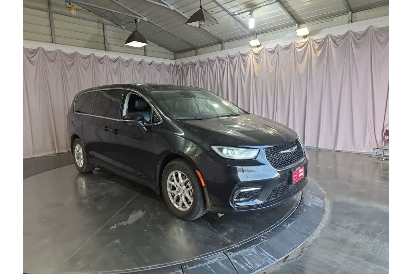 Thumbnail: 2023 Chrysler Pacifica - 6