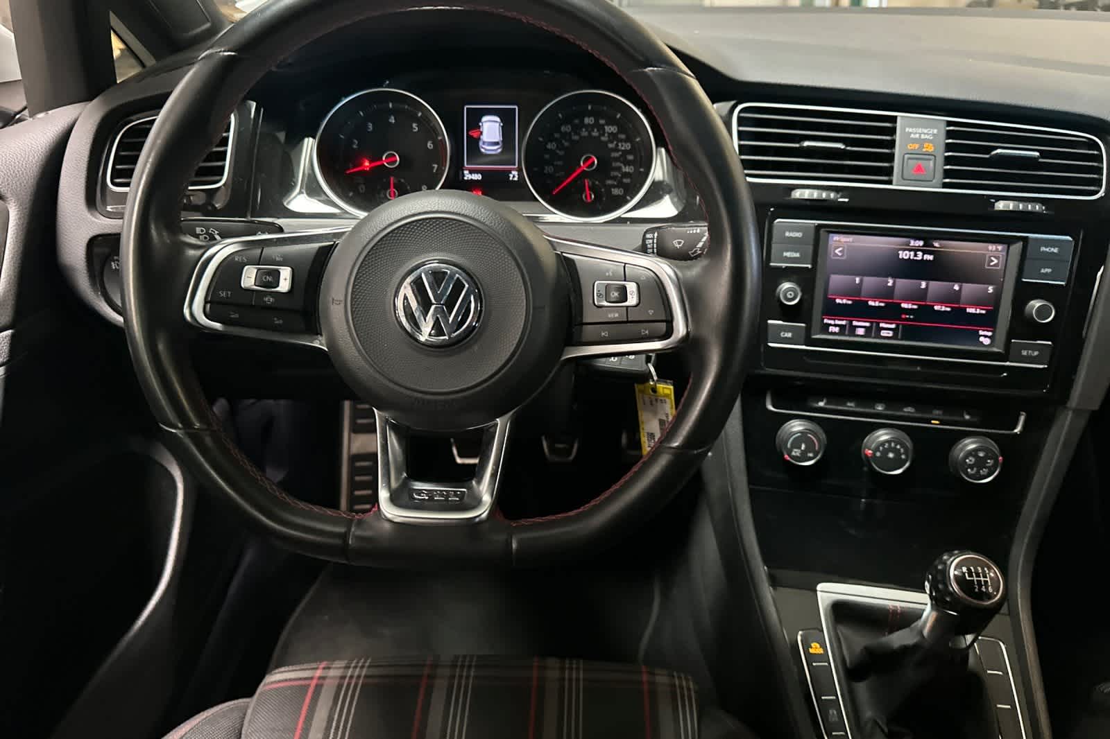 Thumbnail: 2019 Volkswagen Golf - 17