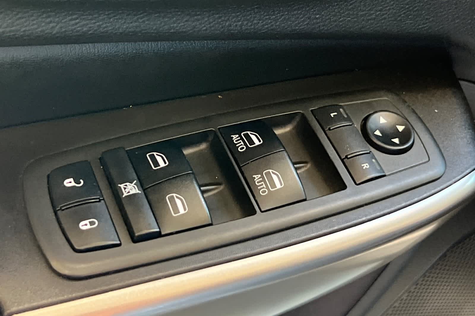 Thumbnail: 2019 Jeep Cherokee - 16
