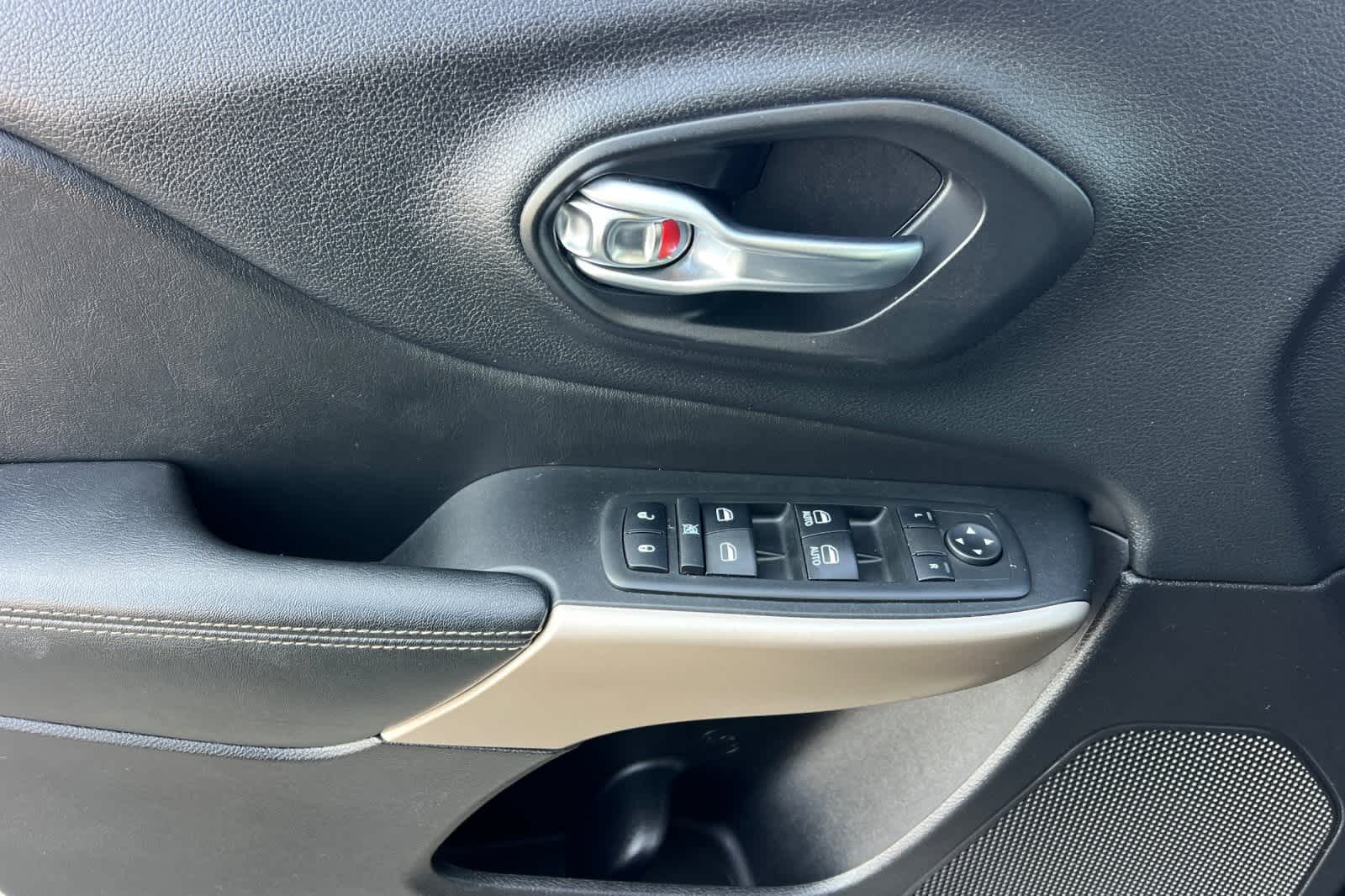 Thumbnail: 2018 Jeep Cherokee - 13