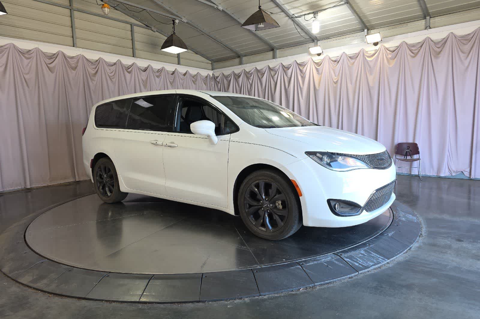 Thumbnail: 2020 Chrysler Pacifica - 10