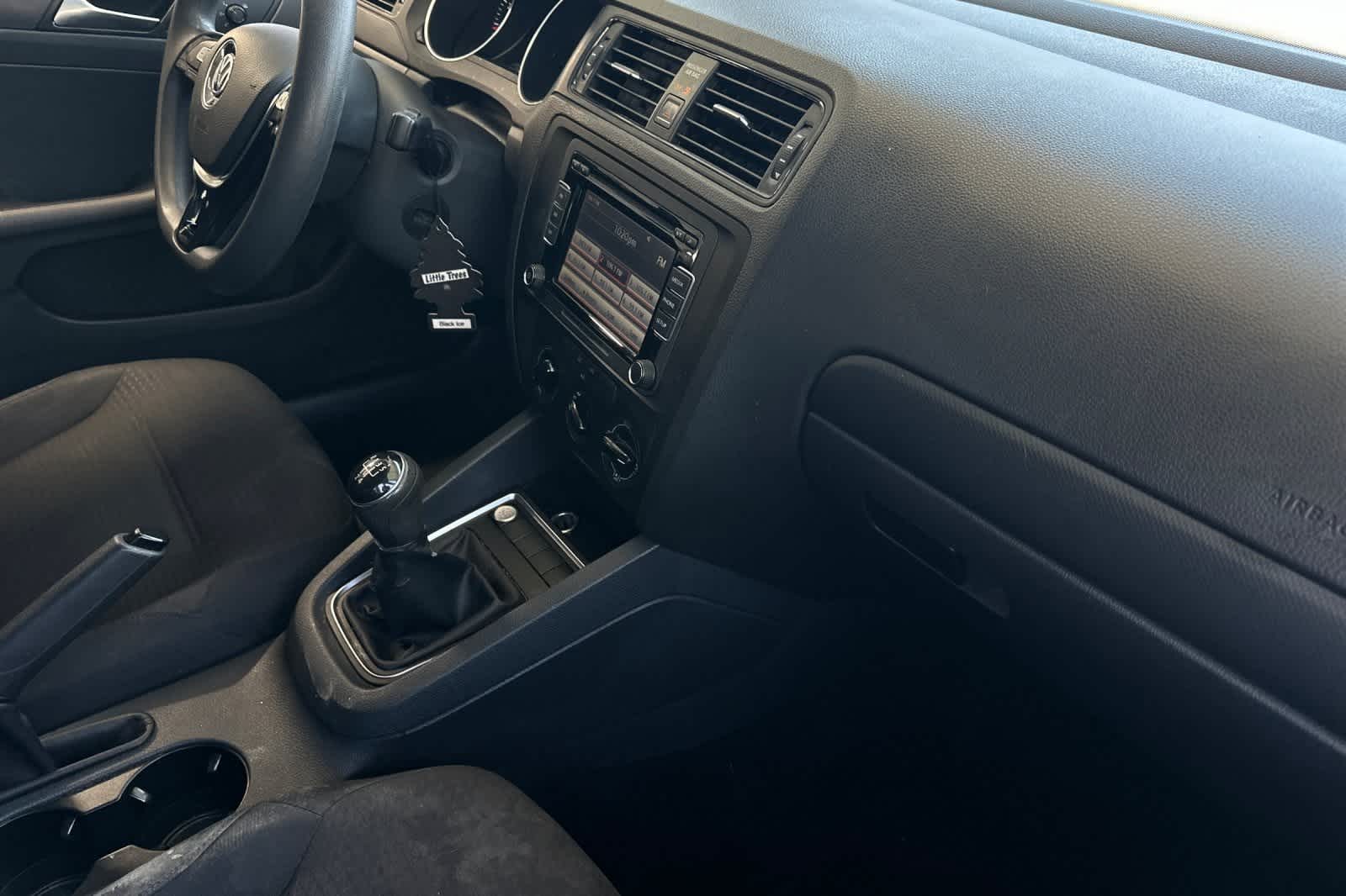 Thumbnail: 2015 Volkswagen Jetta - 18