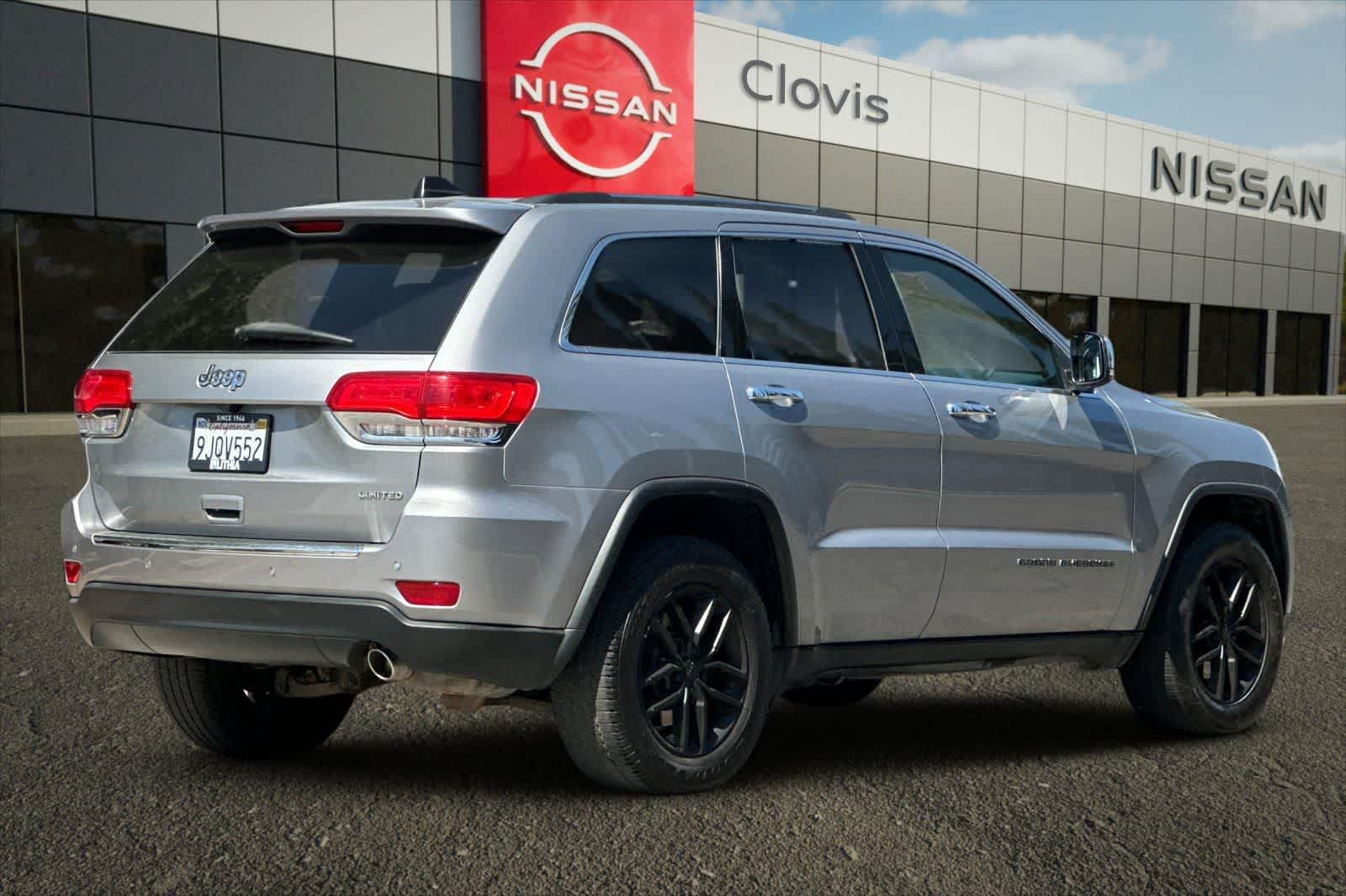 Thumbnail: 2017 Jeep Grand Cherokee - 3