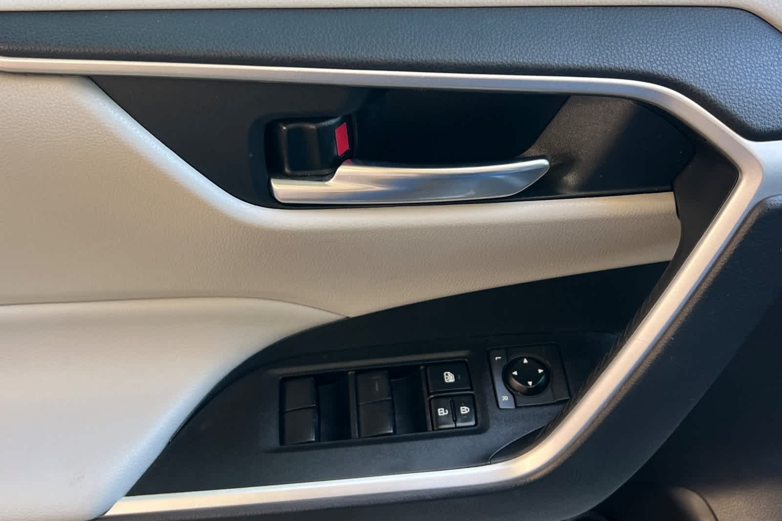 Thumbnail: 2021 Toyota RAV4 - 15