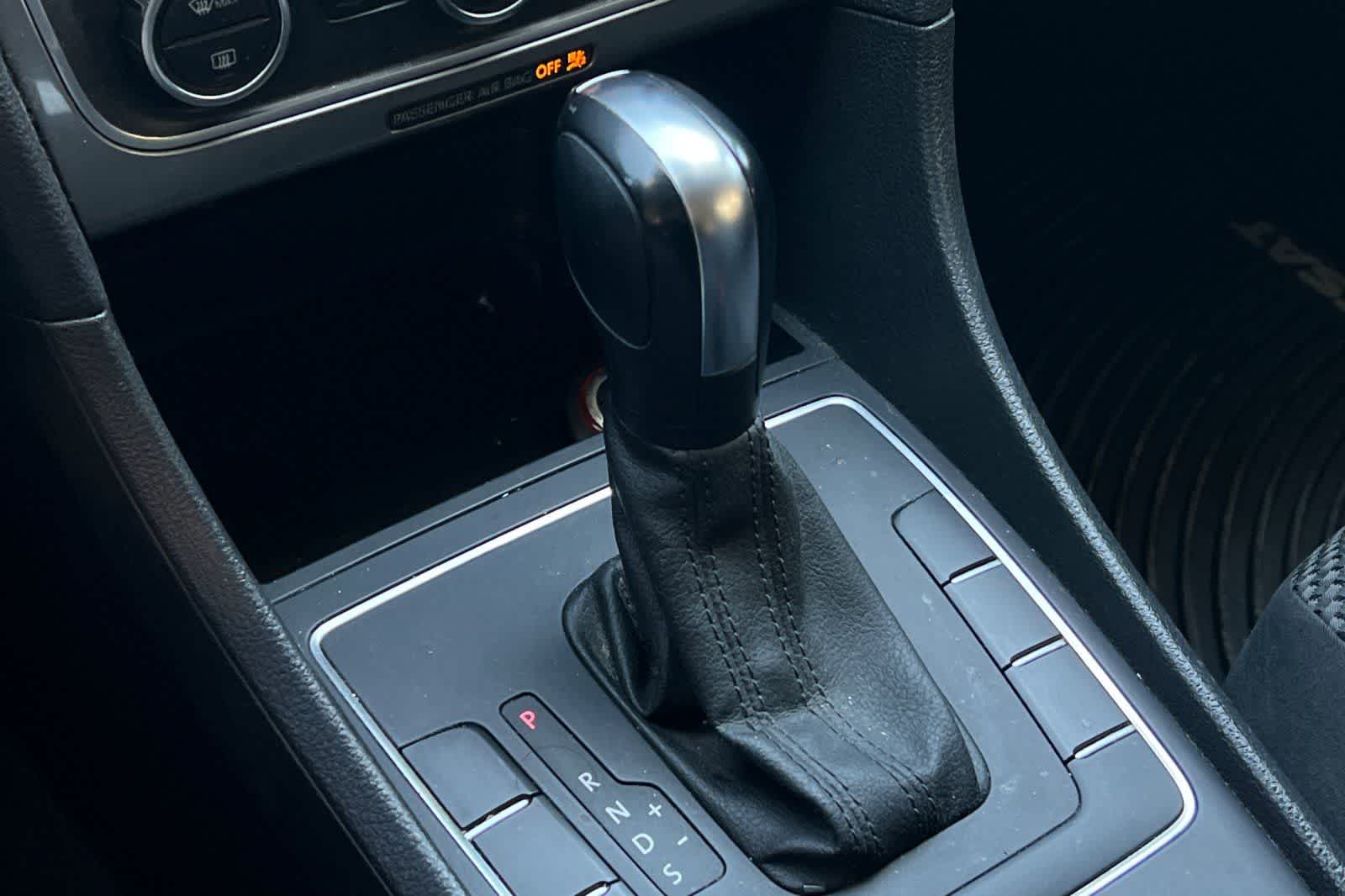 Thumbnail: 2012 Volkswagen Passat - 21