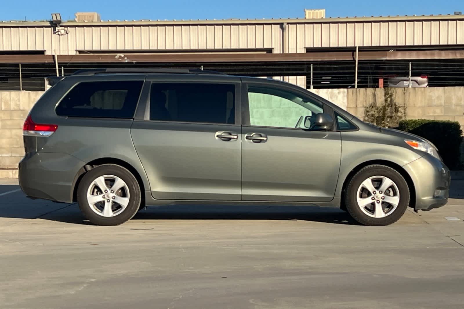 Thumbnail: 2014 Toyota Sienna - 9
