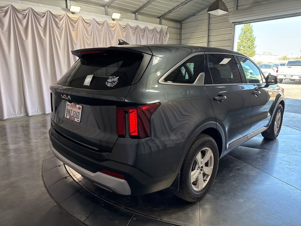 Used 2024 Kia Sorento LX SUV