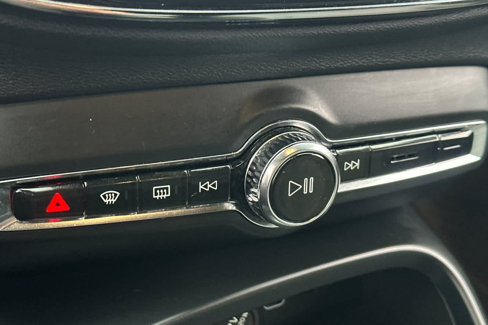 Thumbnail: 2023 Volvo XC40 - 24