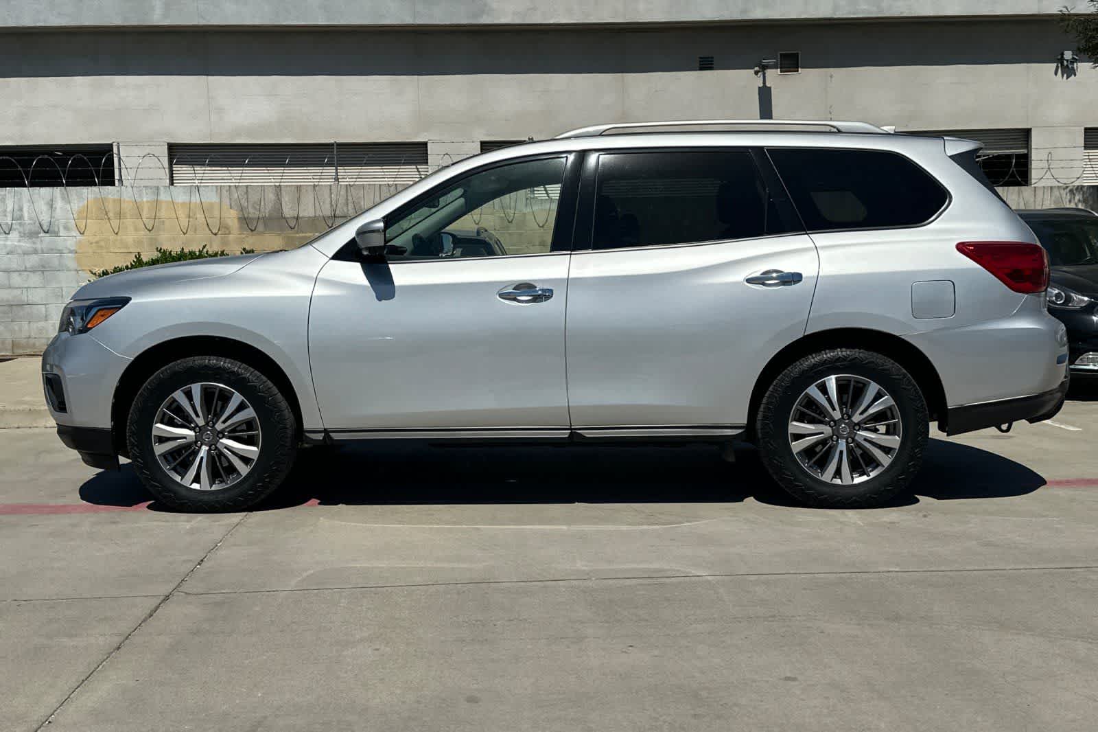 Thumbnail: 2019 Nissan Pathfinder - 6