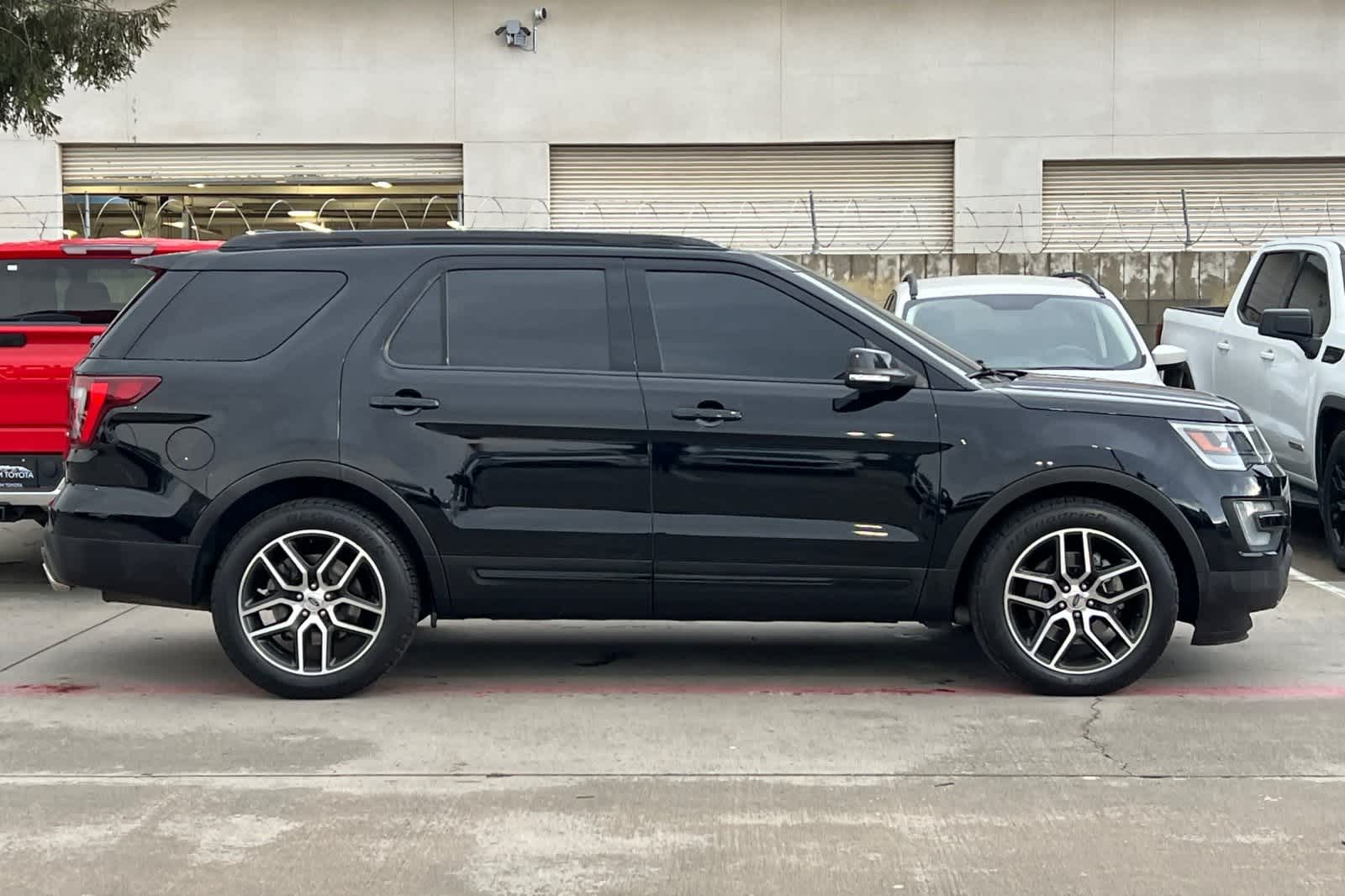 Thumbnail: 2016 Ford Explorer - 9