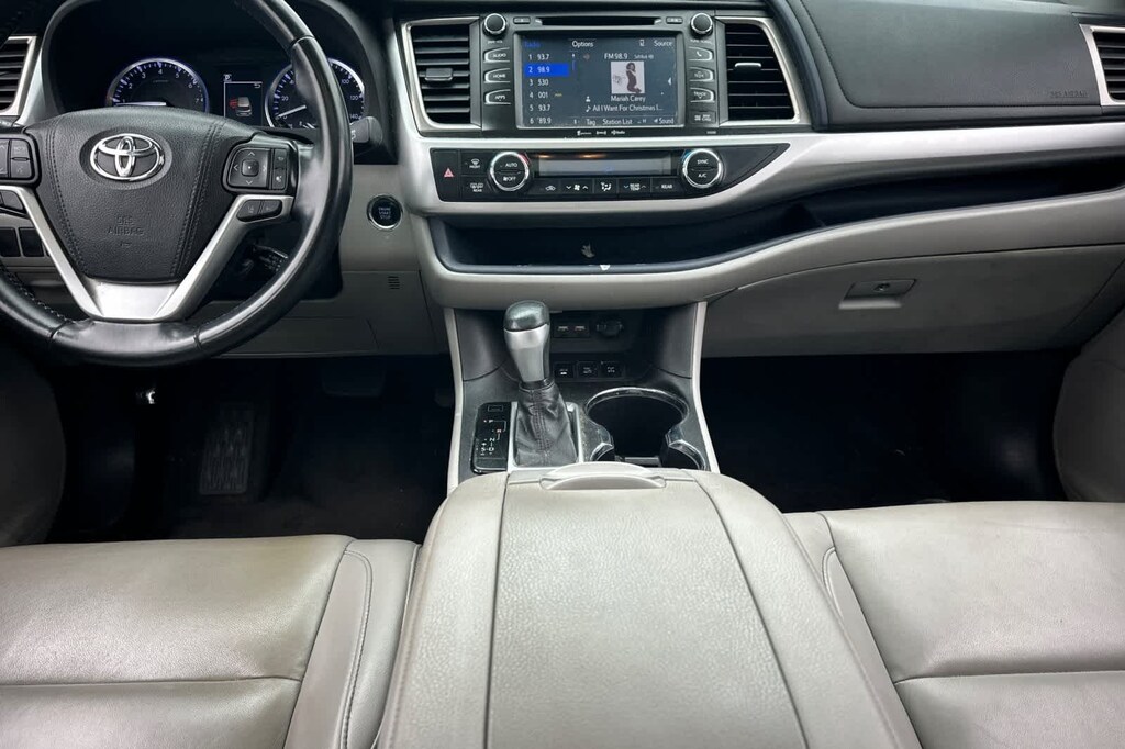Used 2019 Toyota Highlander XLE V6 SUV