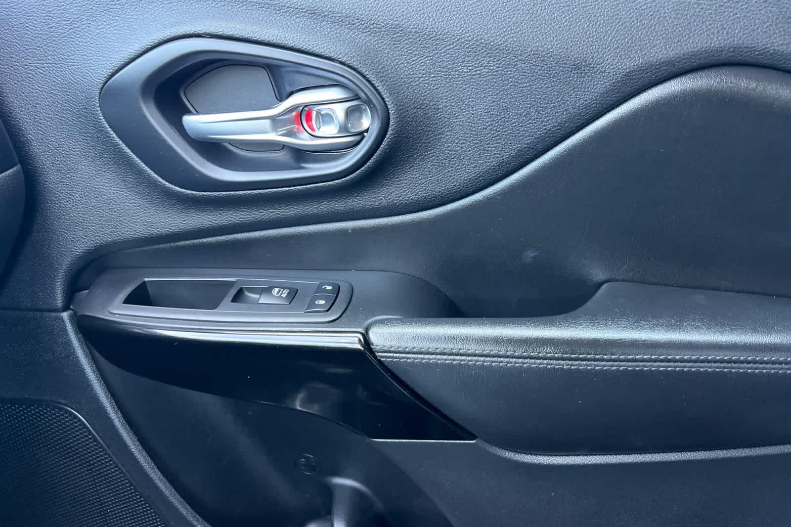 Thumbnail: 2019 Jeep Cherokee - 20