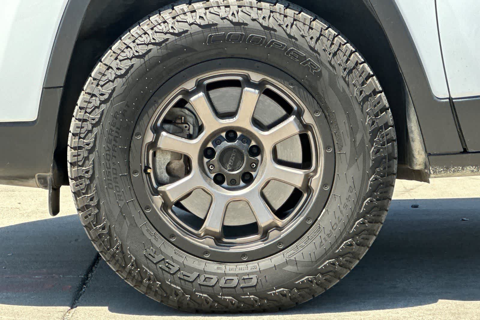 Thumbnail: 2019 Jeep Cherokee - 12