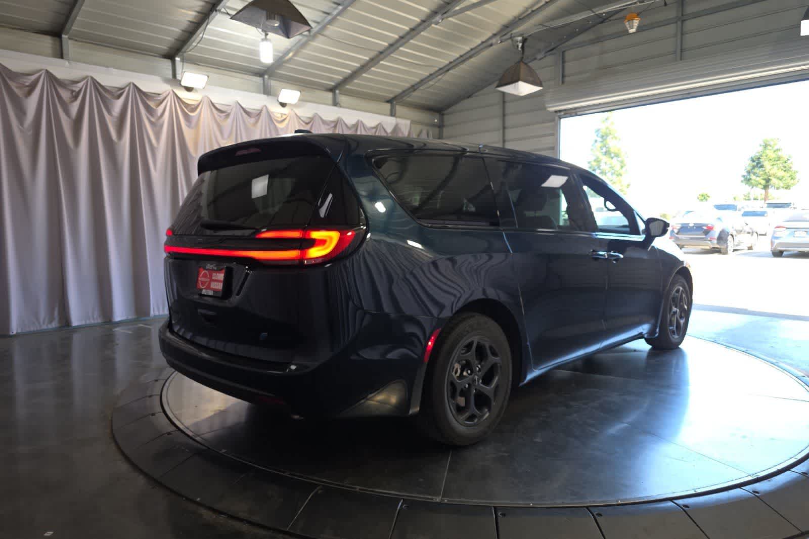 Thumbnail: 2022 Chrysler Pacifica - 3
