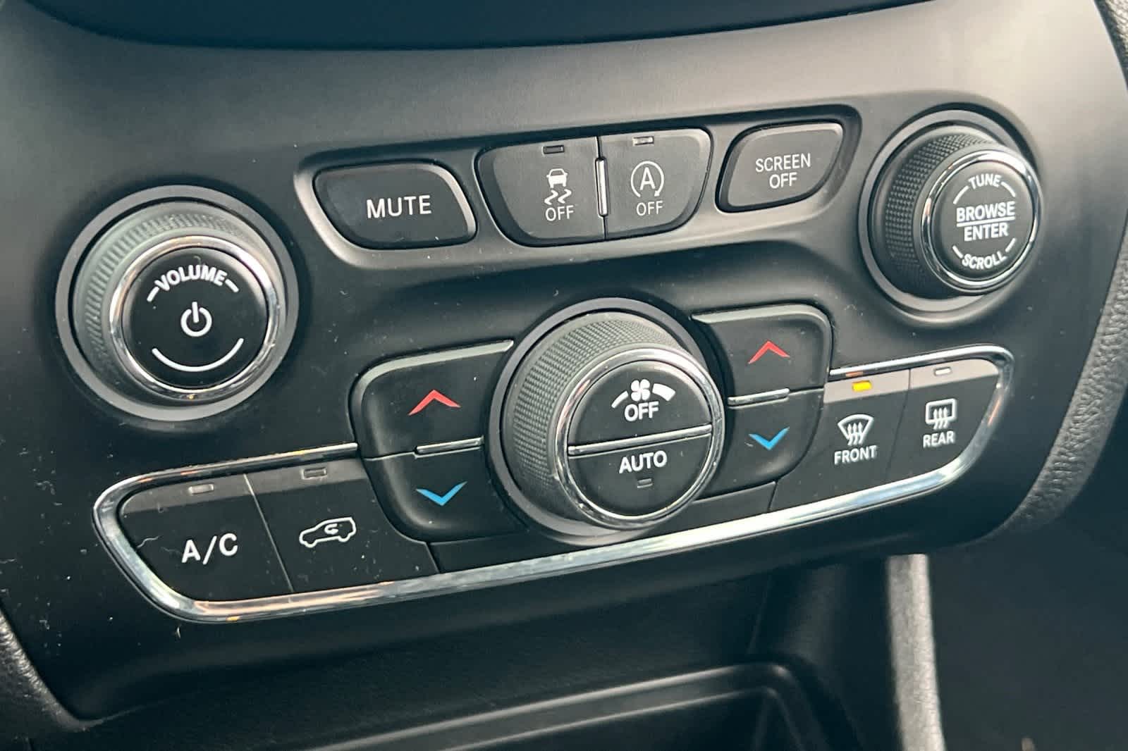 Thumbnail: 2019 Jeep Cherokee - 22