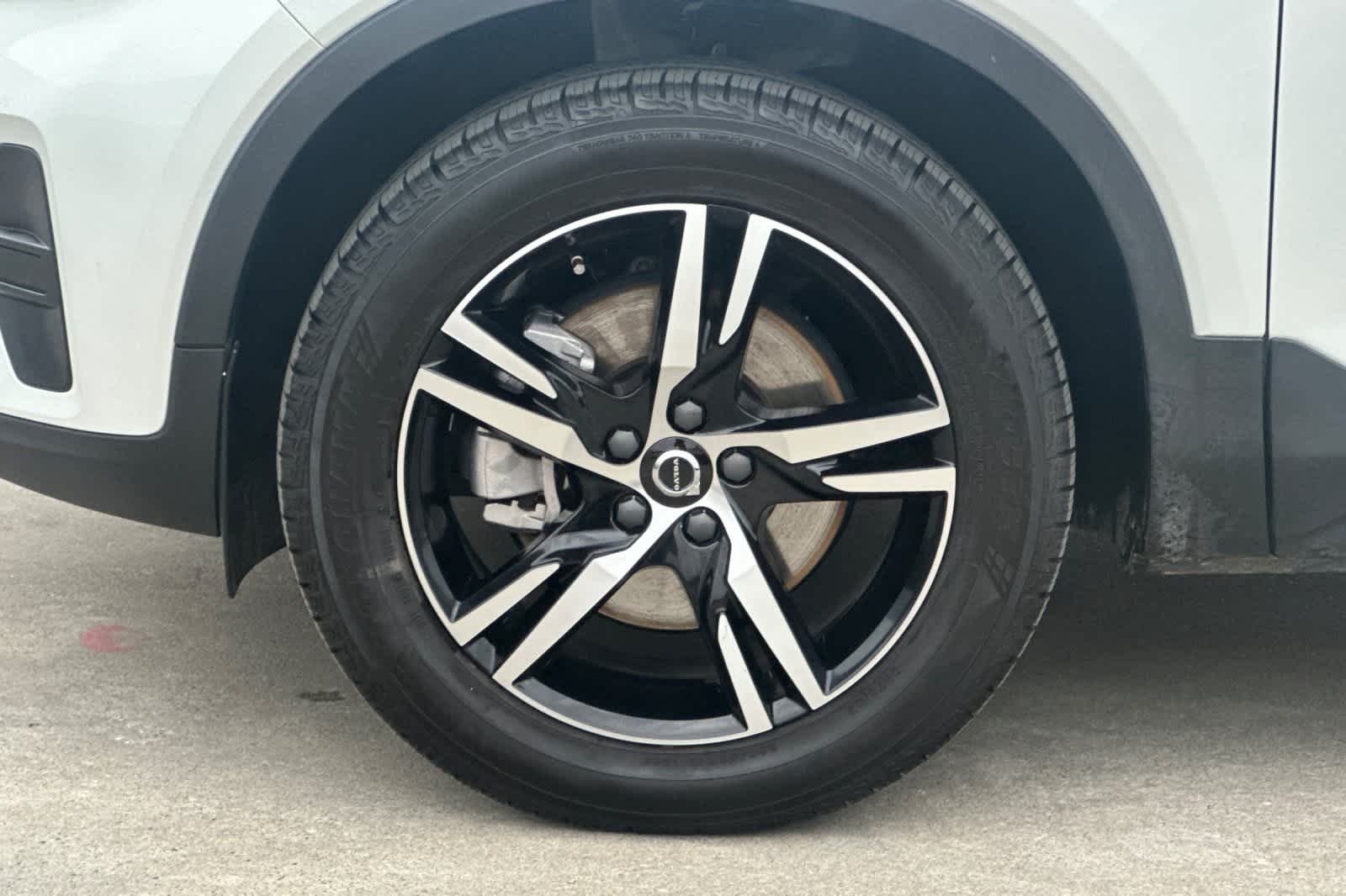 Thumbnail: 2023 Volvo XC40 - 36