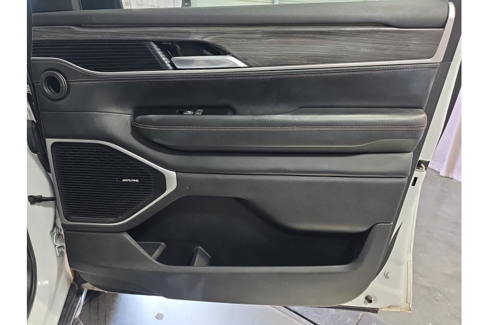 Thumbnail: 2022 Jeep Wagoneer - 14