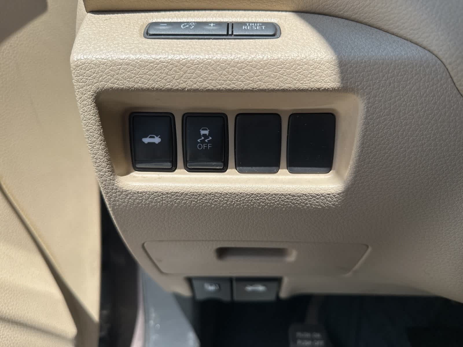2016 Nissan Altima SV 28