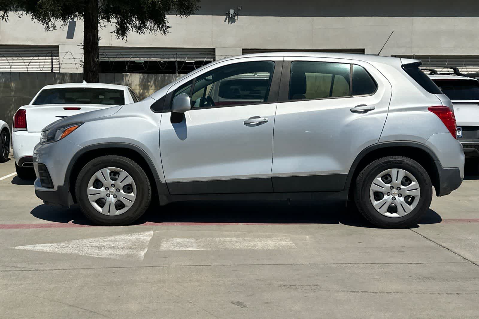 Thumbnail: 2017 Chevrolet Trax - 6