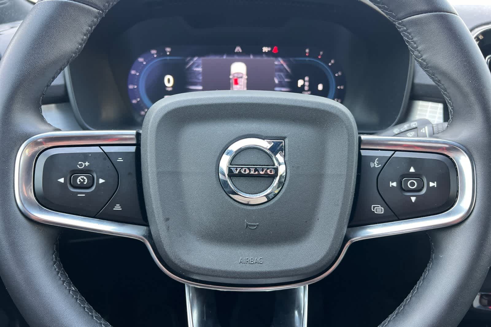 Thumbnail: 2023 Volvo XC40 - 27