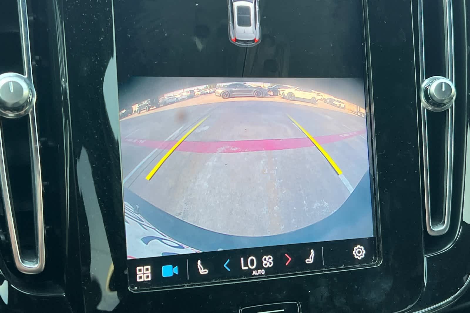 Thumbnail: 2023 Volvo XC40 - 21