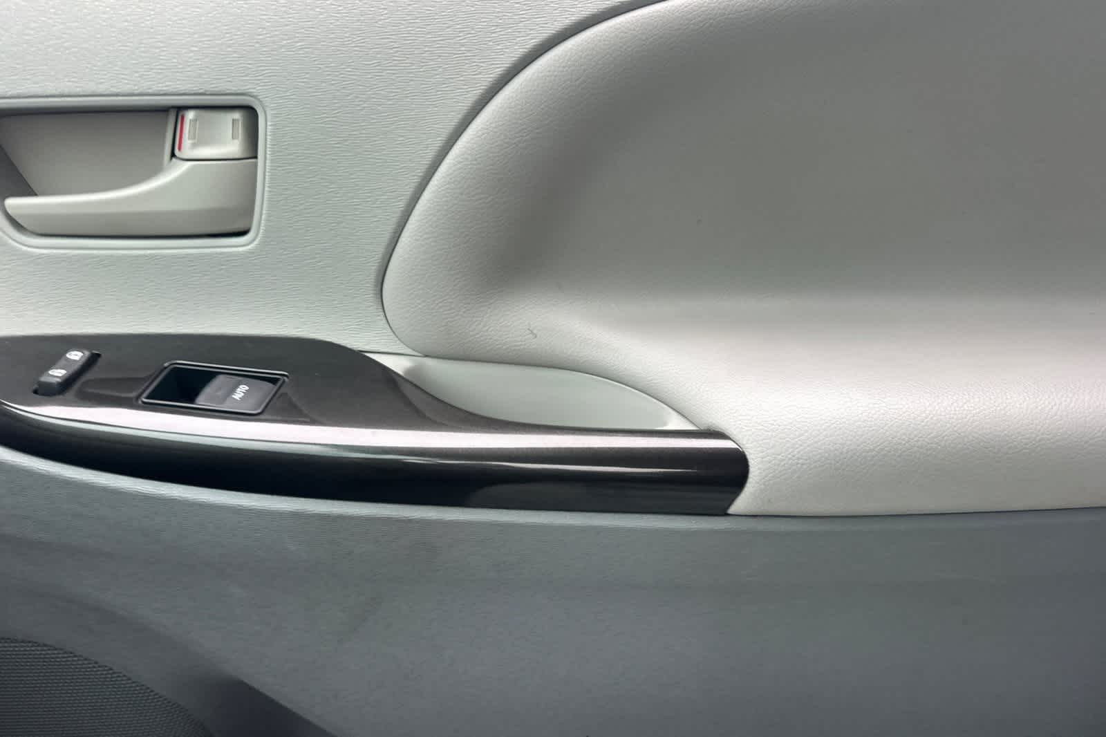 Thumbnail: 2014 Toyota Sienna - 22