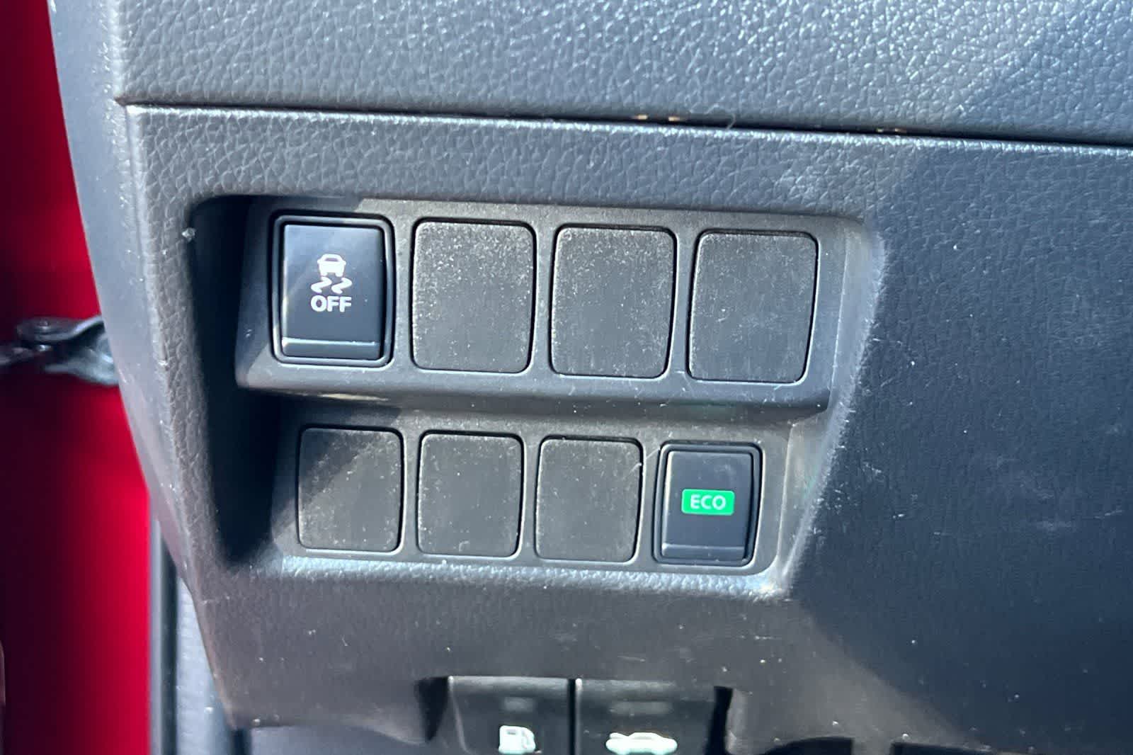 Thumbnail: 2018 Nissan Rogue Sport - 32