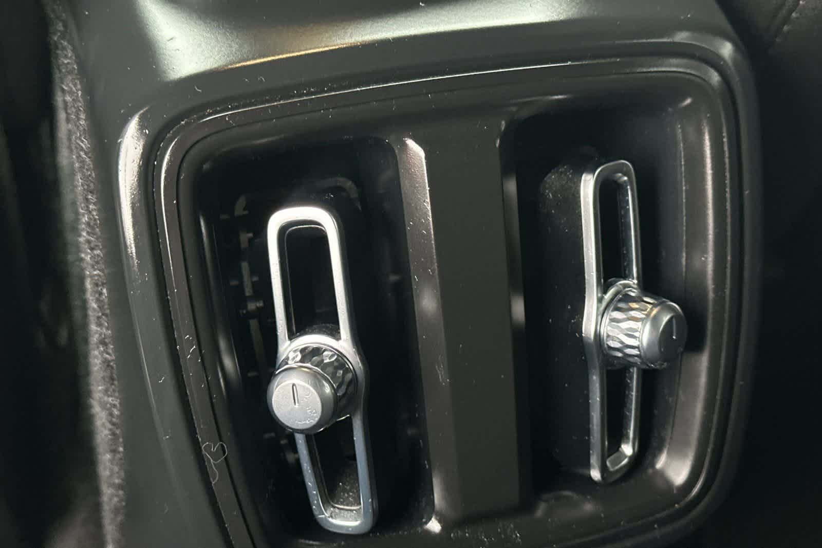 Thumbnail: 2023 Volvo XC40 - 15