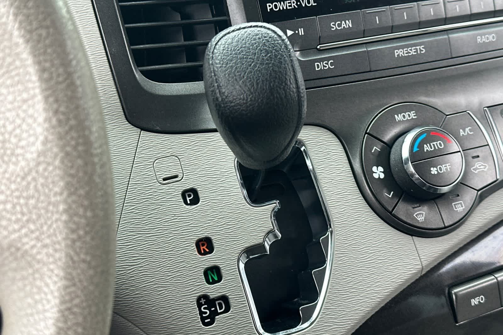 Thumbnail: 2014 Toyota Sienna - 28