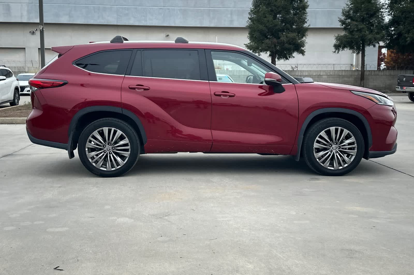 Thumbnail: 2022 Toyota Highlander - 9