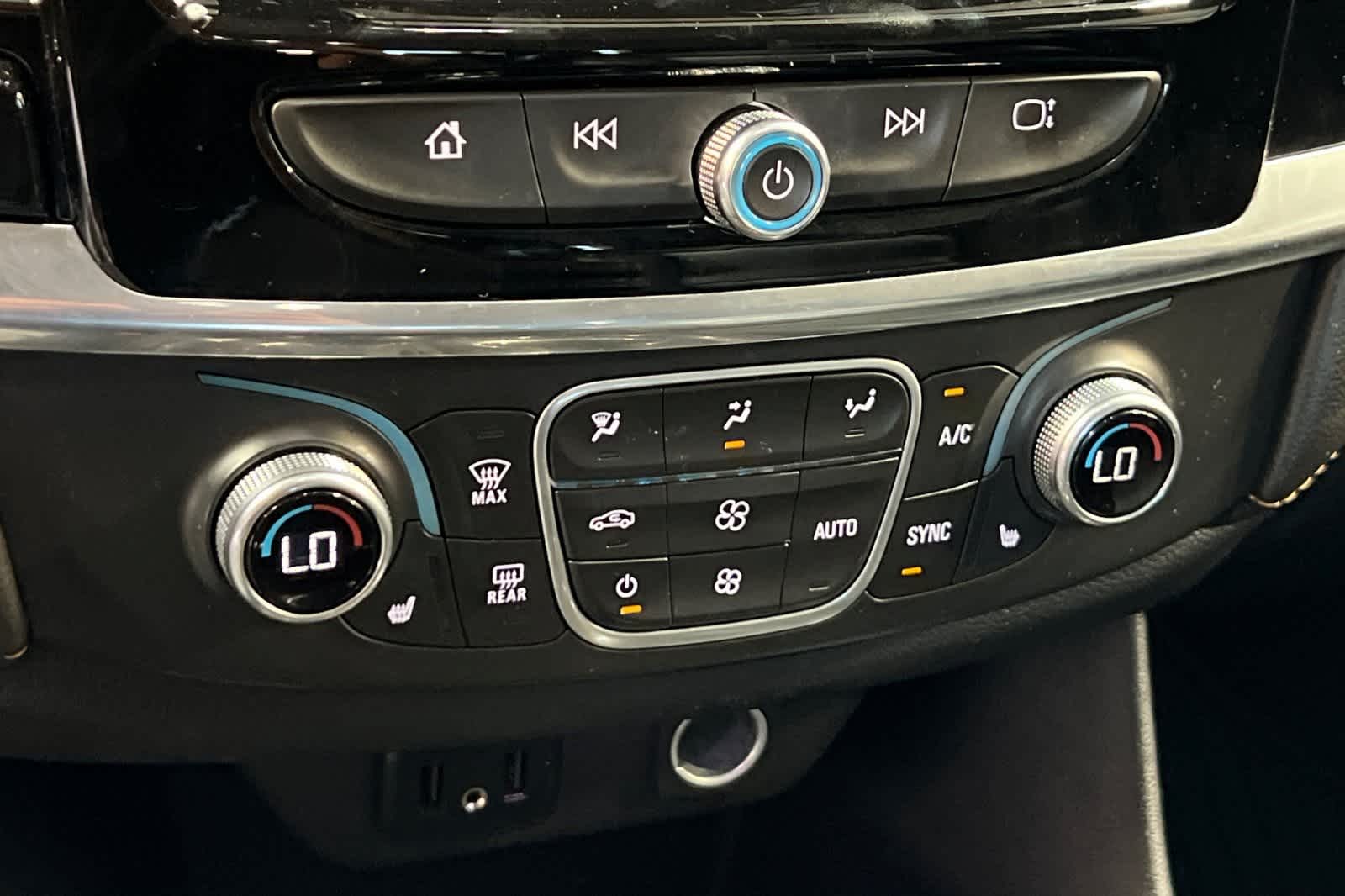 Thumbnail: 2020 Chevrolet Traverse - 24