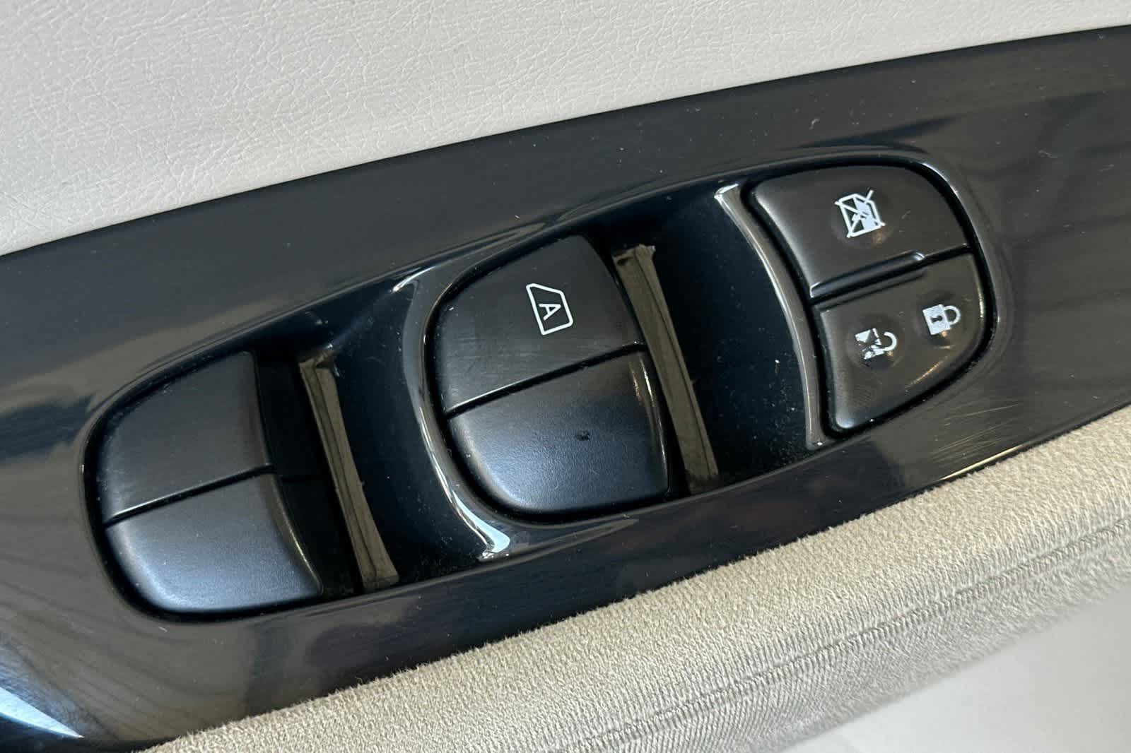 Thumbnail: 2011 Nissan Leaf - 16