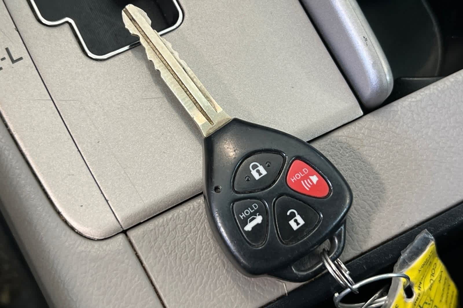 2009 Toyota Camry LE 26