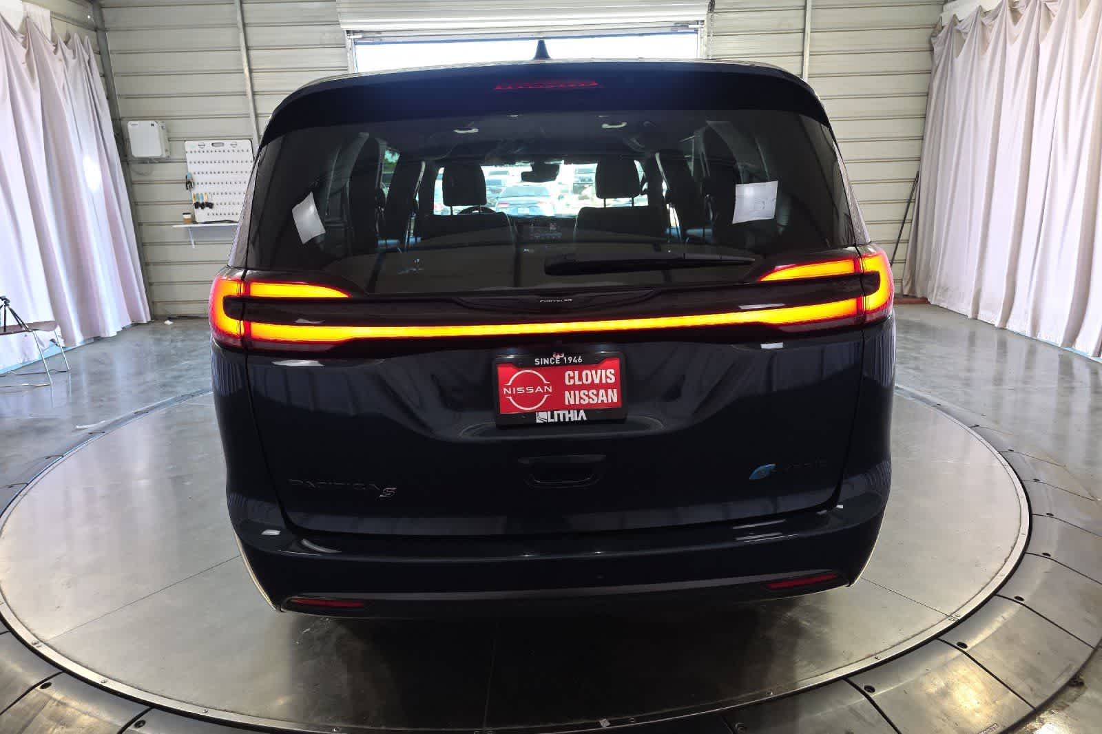 Thumbnail: 2022 Chrysler Pacifica - 8