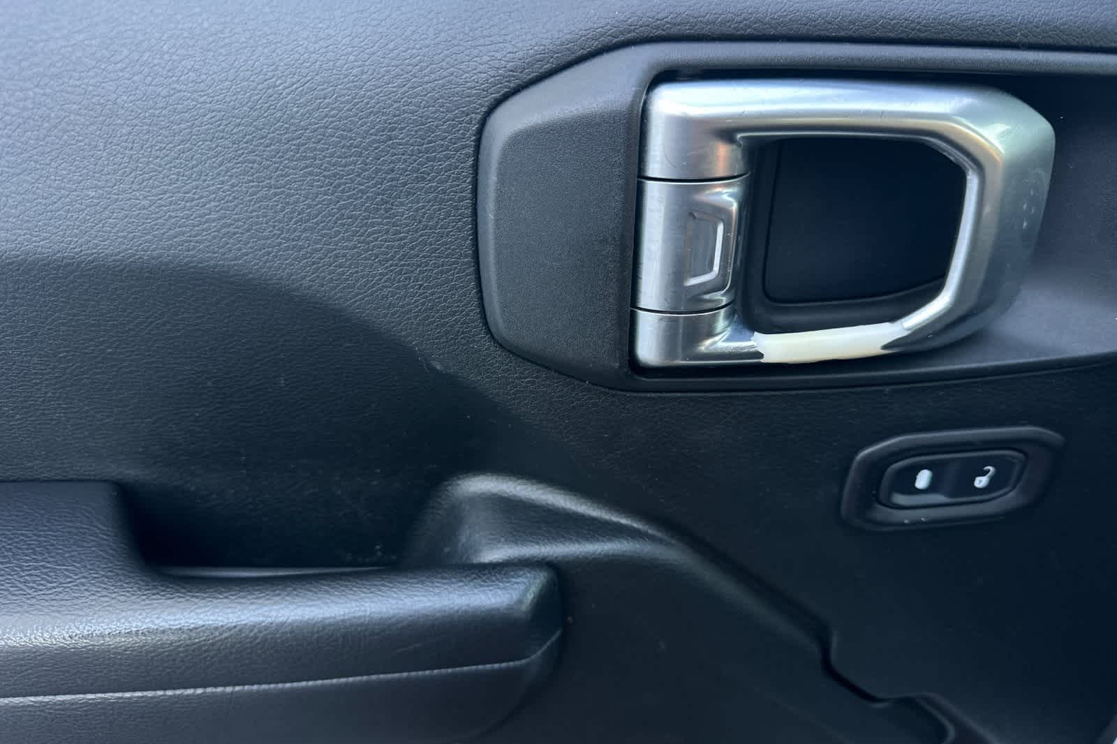 Thumbnail: 2018 Jeep Wrangler - 13