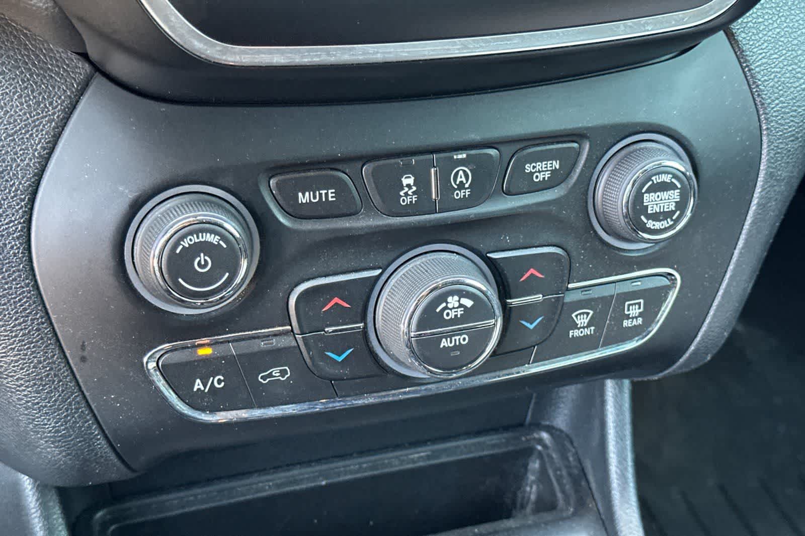 Thumbnail: 2019 Jeep Cherokee - 22