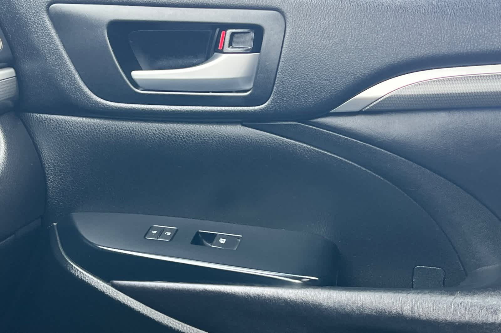 Thumbnail: 2017 Toyota Highlander - 22