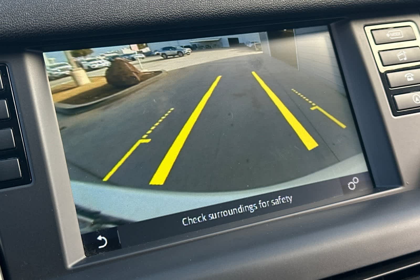 Thumbnail: 2017 Land Rover Discovery Sport - 21