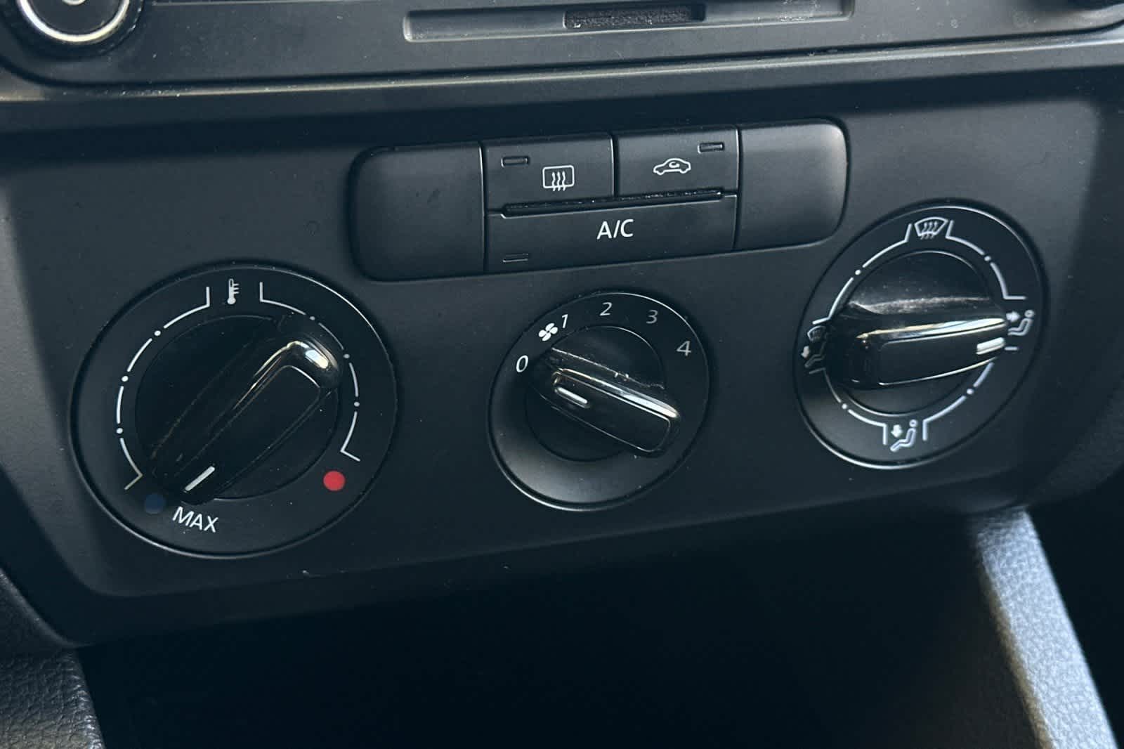 Thumbnail: 2015 Volkswagen Jetta - 22