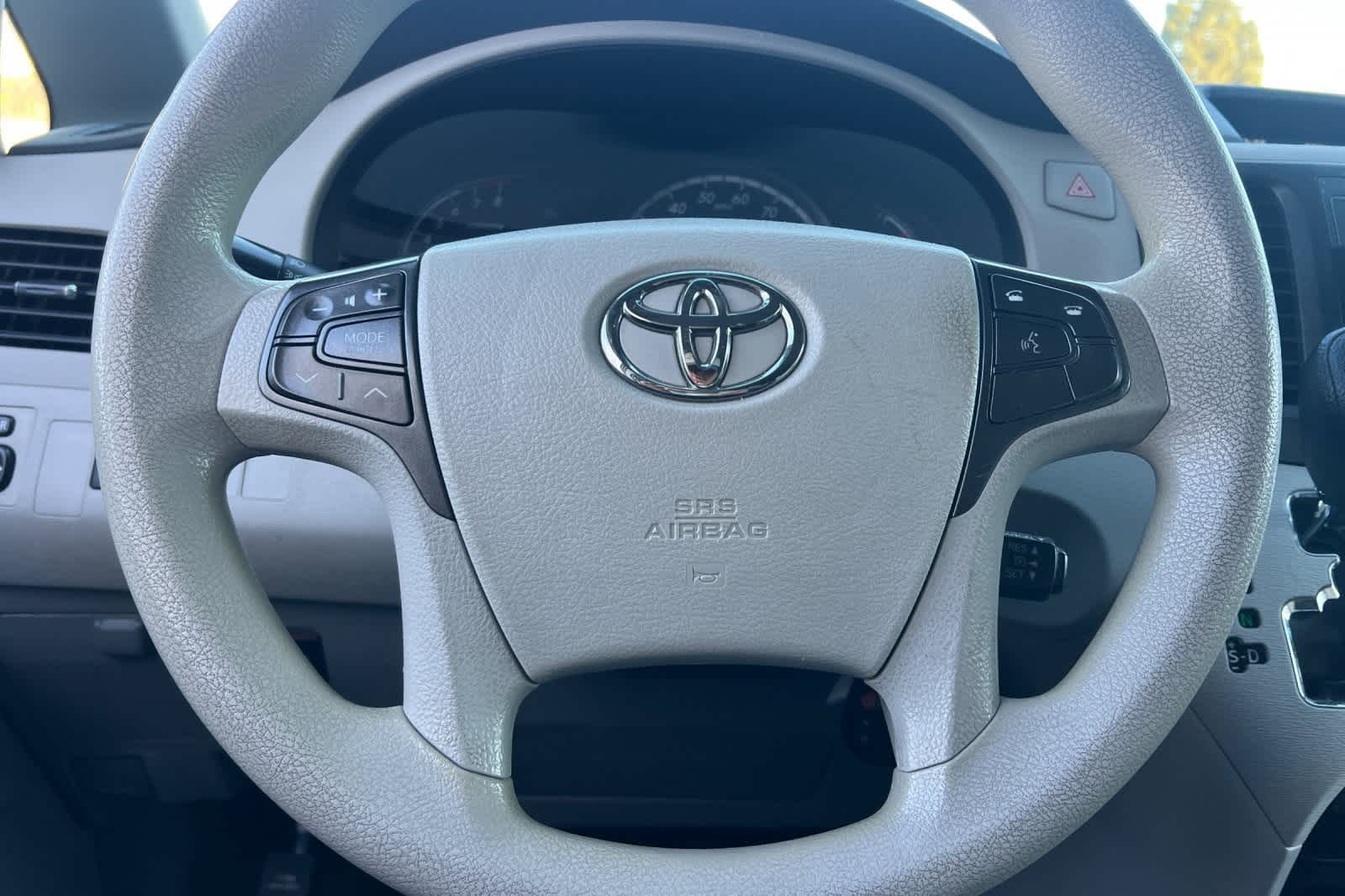 Thumbnail: 2014 Toyota Sienna - 25