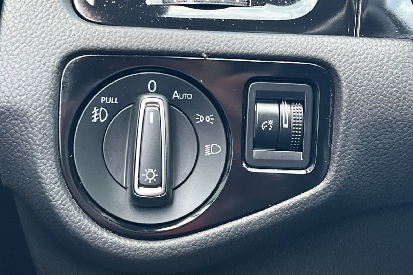 Thumbnail: 2021 Volkswagen Golf - 33