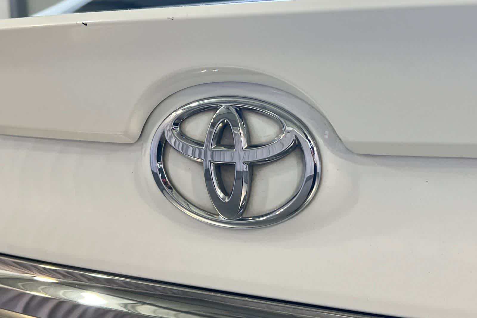Thumbnail: 2015 Toyota Camry - 16