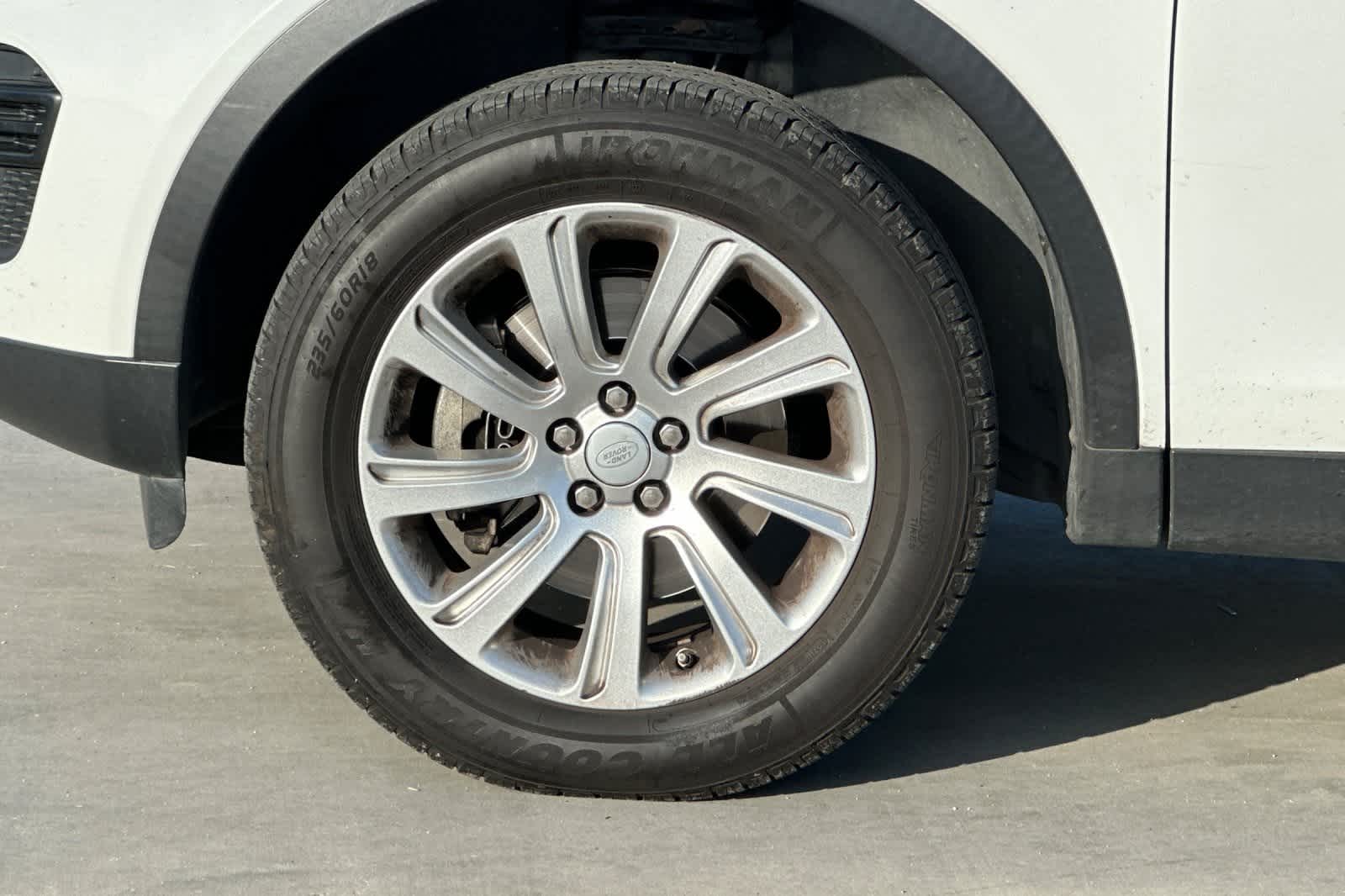 Thumbnail: 2017 Land Rover Discovery Sport - 28